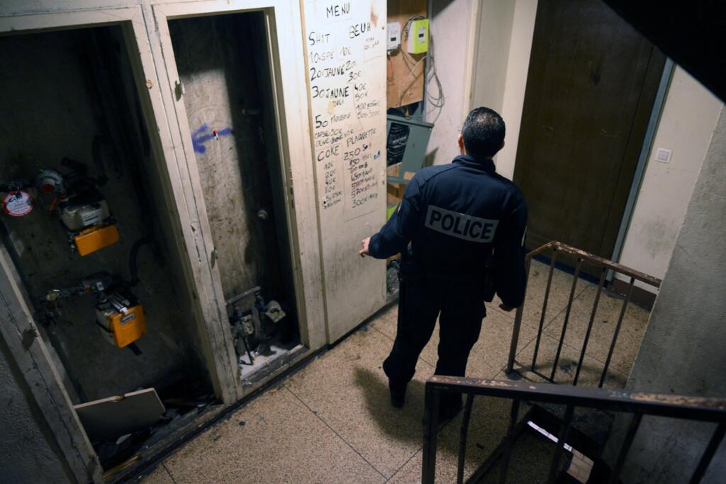 Un policier de la brigade BST 14, unité spécialisée dans le trafic de drogue, en cours d'inspection dans un immeuble de la cité des Lauries, dans les quartiers nord de Marseille (France), le 1er décembre 2023. (Image d'illustration)