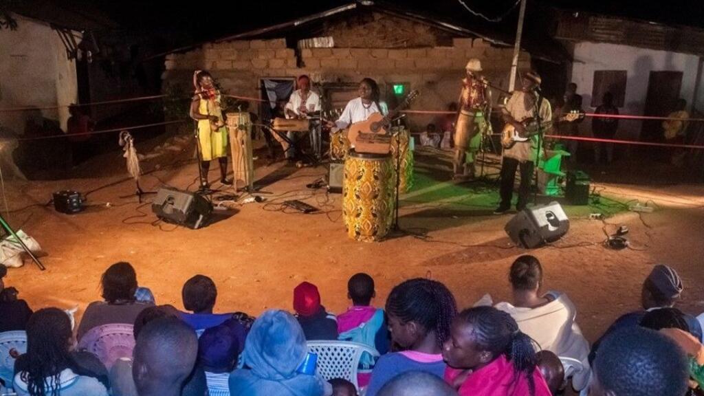 Love N' Live en concert au quartier Mvog Ada à Yaoundé.
