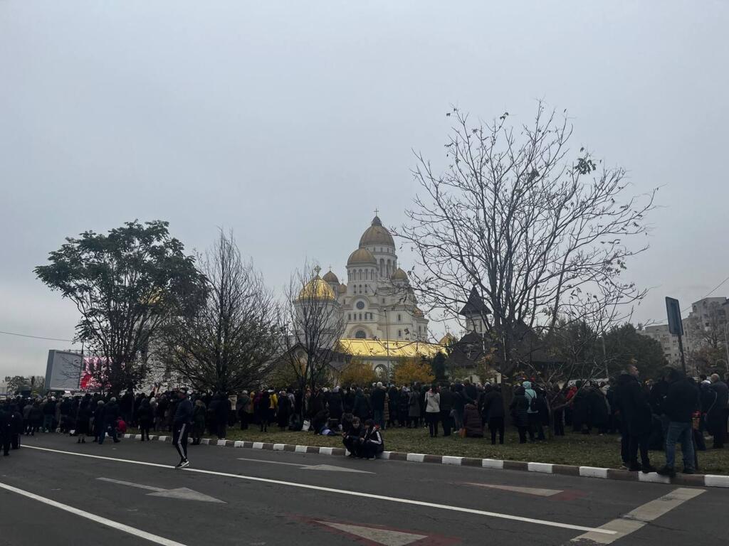 Віряни чекають, коли їм буде дозволено вхід у собор, 26 жовтня 2025