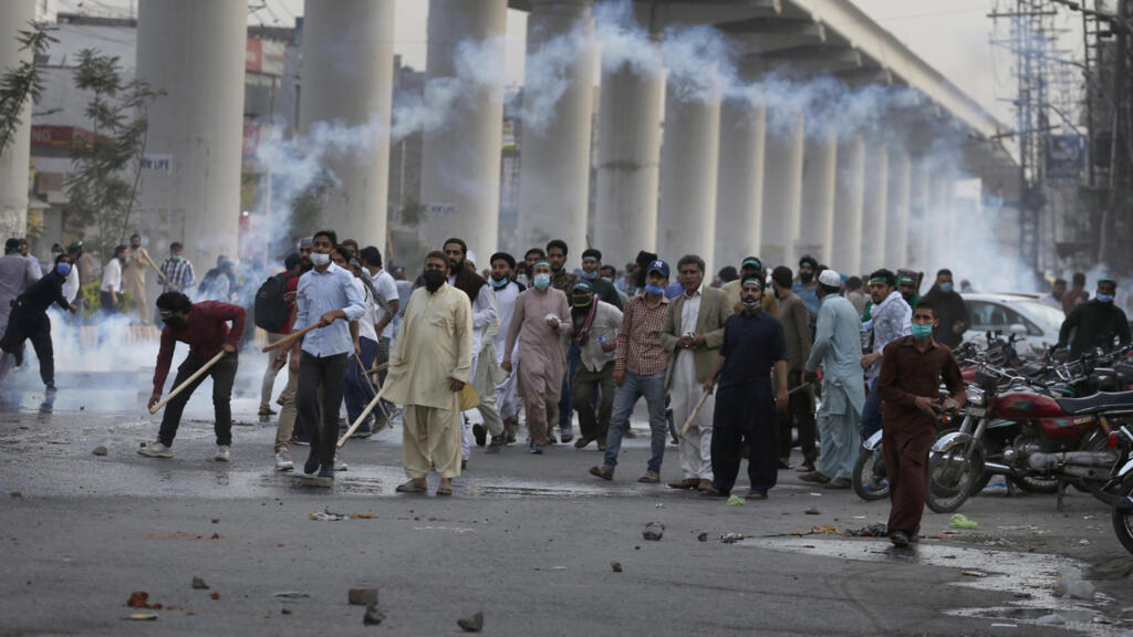Des partisans du parti islamiste radical, le Tehreek-e-Labbaik Pakistan (TLP), s'en prennent à des policiers, après l'arrestation de leur leader Saad Rizvi. Lahore, le 12 avril 2021.
