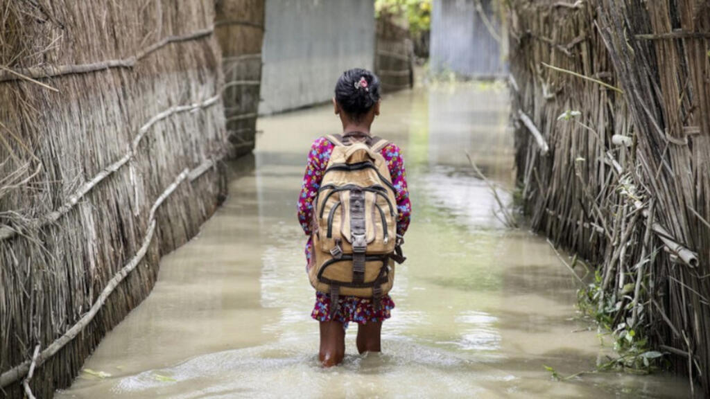 District de Kurigram, nord du Bangladesh : un enfant patauge dans les eaux sur le chemin de l'école lors des inondations d'août 2016. [Image d'illustration]
