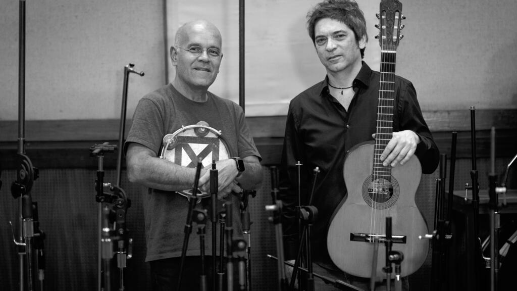 O cantor e compositor Fred Martins, com 14 anos de experiência na música entre Portugal e Espanha, e o renomado percussionista Marcos Suzano.