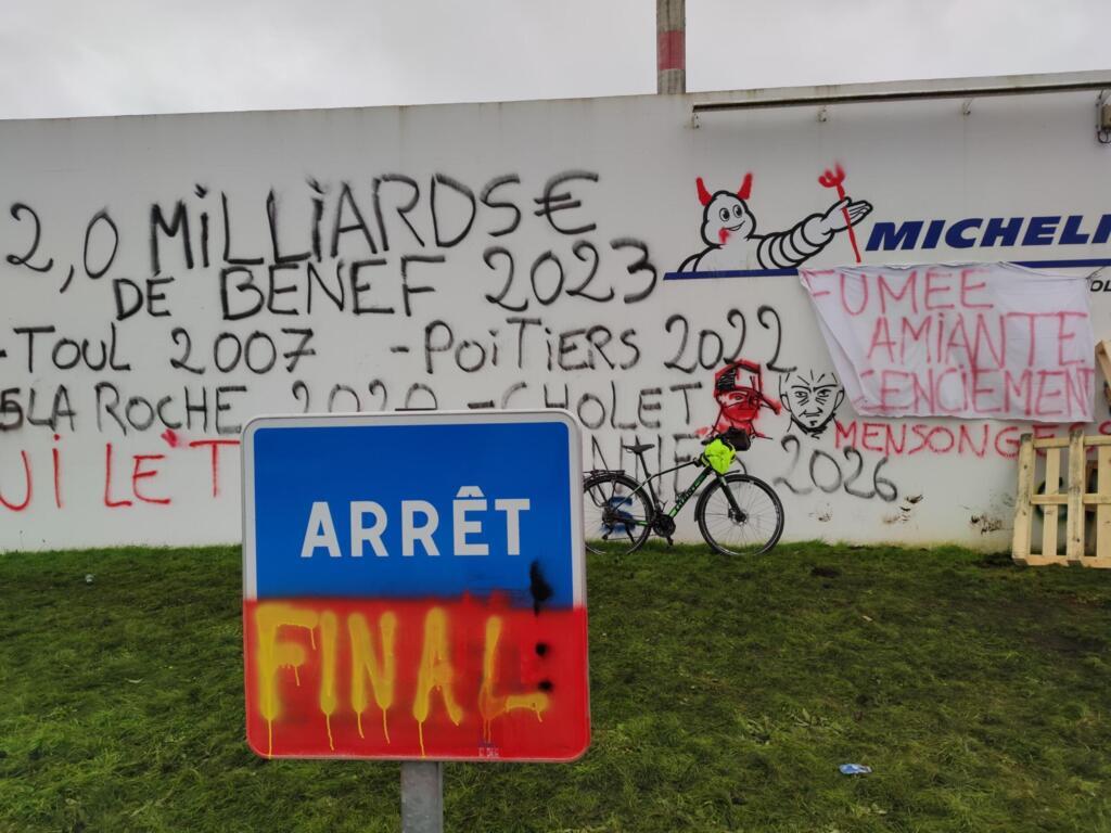 Les murs de l'usine Michelin de Cholet portent les stigmates de la fronde des ouvriers.