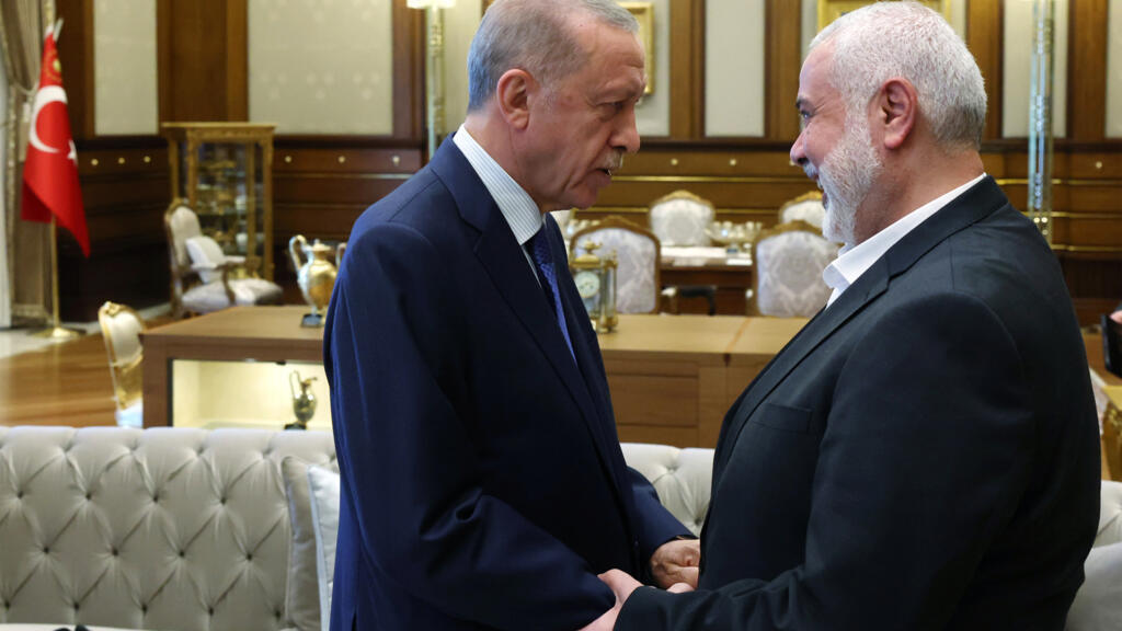 Le président turc Recep Tayyip Erdogan (g) rencontre Ismaël Haniyeh, du Hamas.