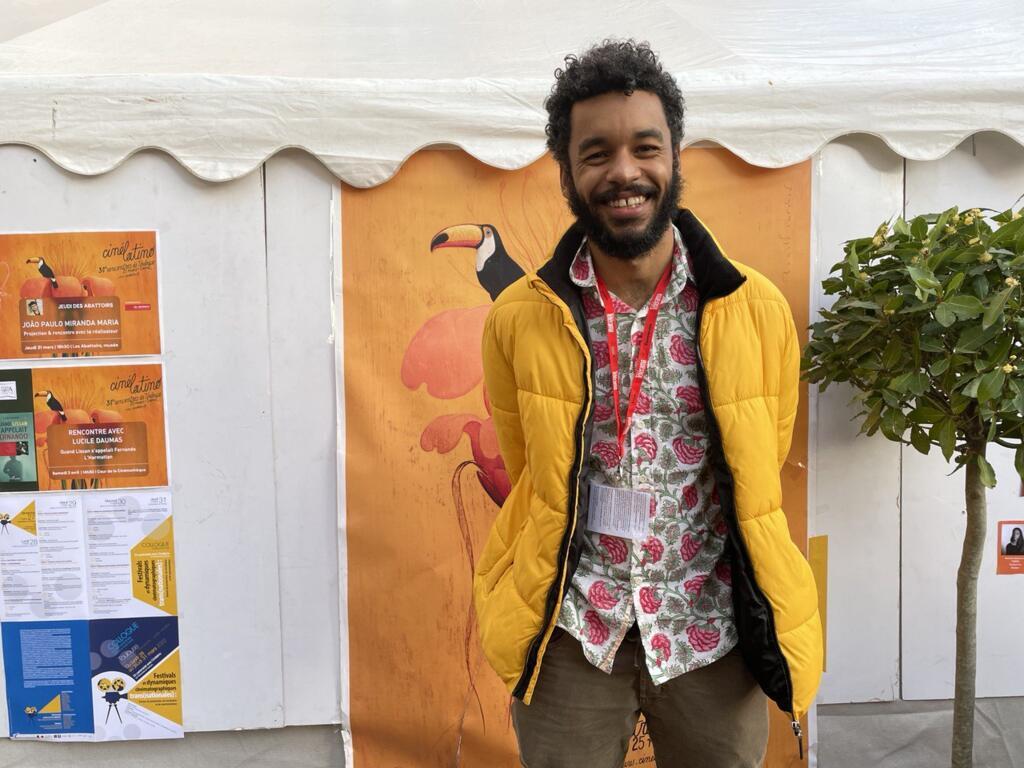 O diretor mineiro Gabriel Martins apresentou pela primeira vez em uma sala de cinema seu filme "Marte Um", longa-metragem de ficção que integra a competição oficial do Cinélatino, o Festival de Cinema de Toulouse, em 27 de março de 2022.