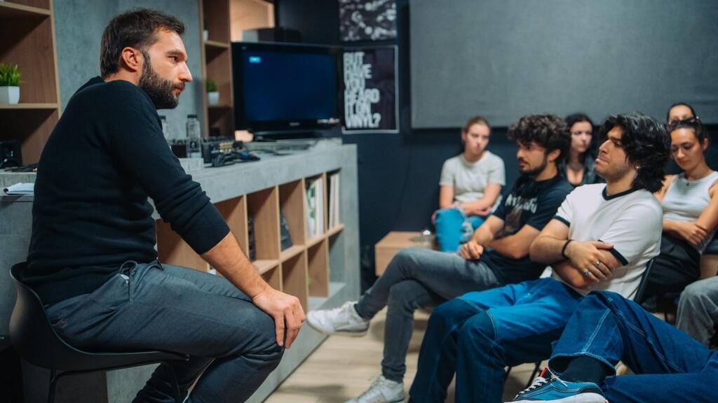 Proiectul Roca Camp facilitează dialogul direct cu profesioniști consacrați din industriile creative, transformând procesul de învățare într-o experiență colaborativă și aplicată. Ultimul workshop desfasurat la București a fost despre producție și dezvoltare artistică cu Eduard Draude.