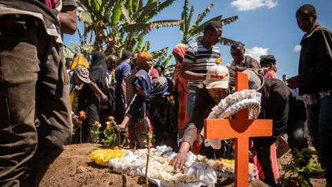 Lors des funérailles d'une personne décédée lors des violences post-électorales à Arusha, en Tanzanie, le mardi 4 novembre 2025.