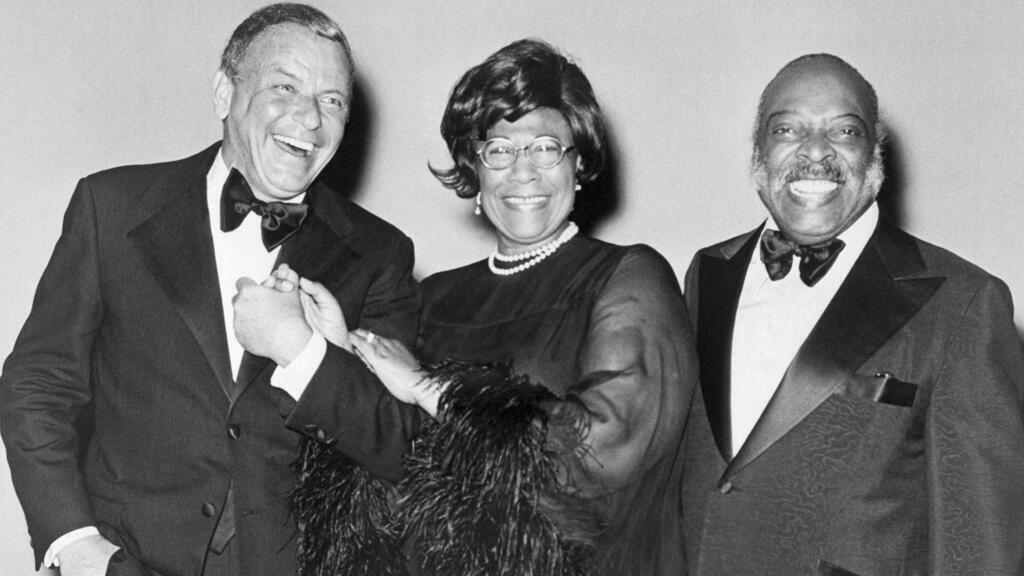 Ella Fitzgerald avec Frank Sinatra (à g.) et Count Basie (à d.), à Las Vegas.