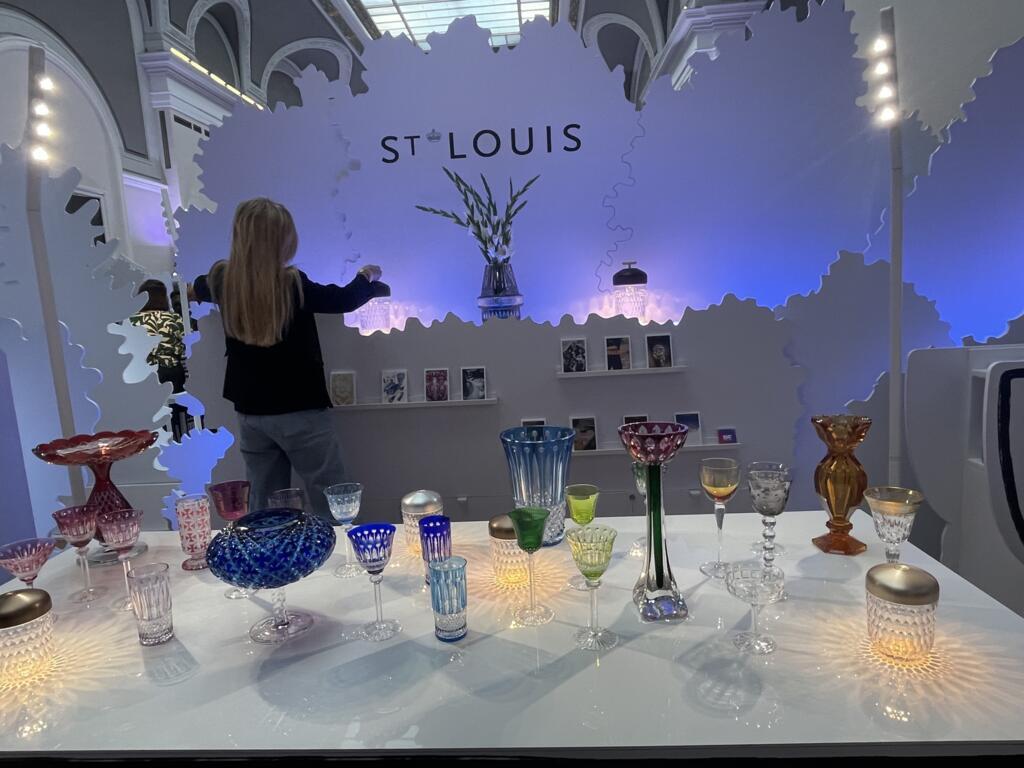 Estande da marca de cristais St-Louis no evento Les Deux Mains du Luxe, destinado a provocar a vocação nos jovens e adultos em reconversão para o artesanato de luxo. Em Paris, em 3 de outubro de 2025.