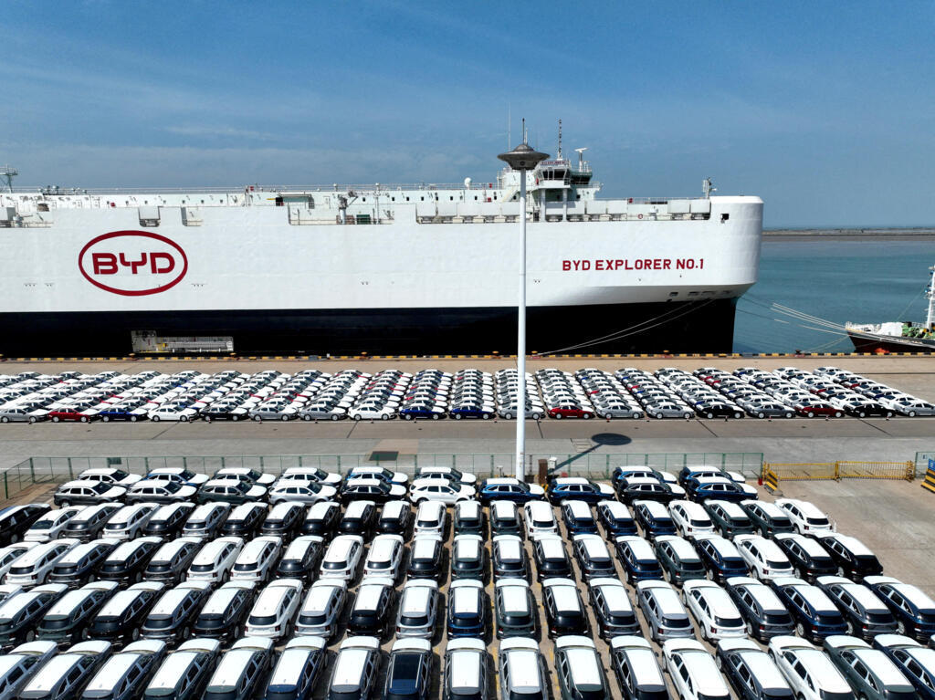 Une vue par drone montre des véhicules électriques BYD avant d'être chargés sur le transporteur de véhicules roulants « BYD Explorer No.1 » pour l'exportation vers le Brésil, au port de Lianyungang dans la province du Jiangsu, en Chine, le 25 avril 2024.