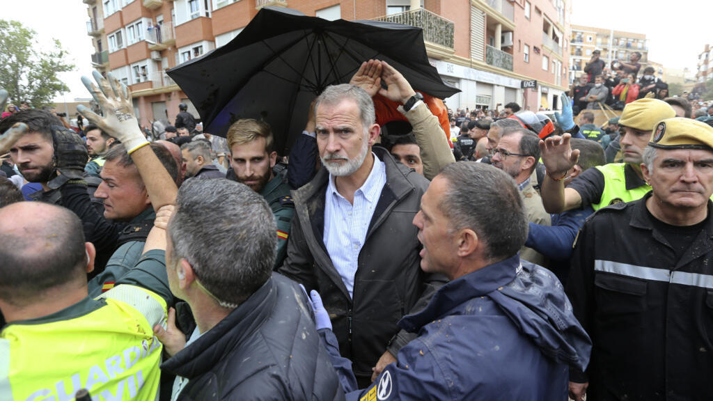 La foule a jeté de la boue et crié des insultes au roi et aux représentants du gouvernement lors de leur première visite dans l'une des villes les plus durement touchées après les inondations à Paiporta, près de Valence, en Espagne, dimanche 3 novembre 2024.