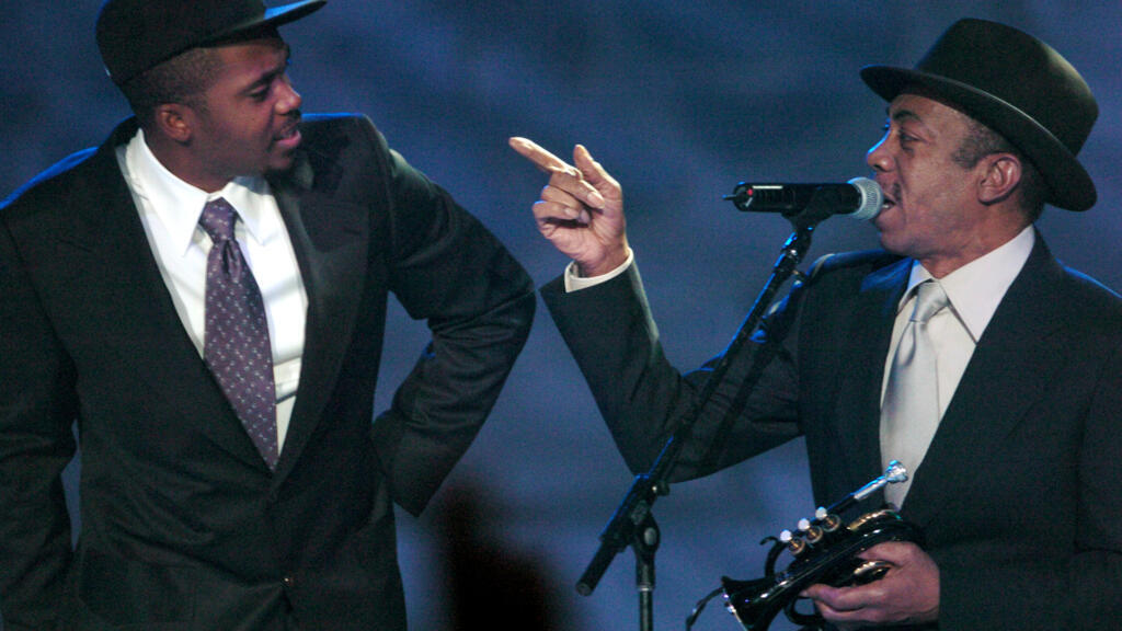 Le rappeur Nas, de son vrai nom Nasir Jones, avec son père Olu Dara, en 2004, lors de la cérémonie des Hip Hop Honors.