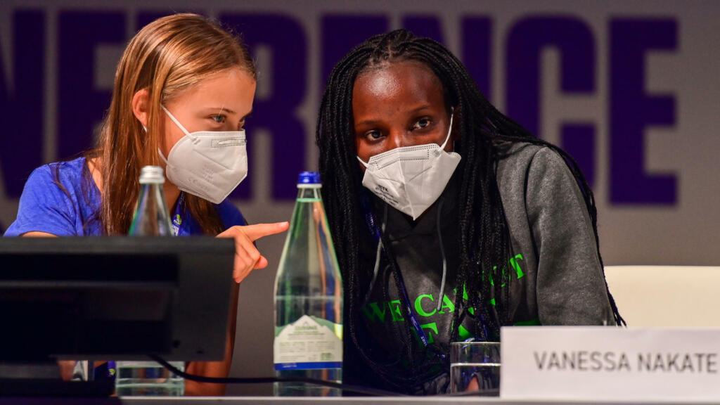 La Suédoise Greta Thunberg et l'Ougandaise Vanessa Nakate, à Milan, le 28 septembre 2021.