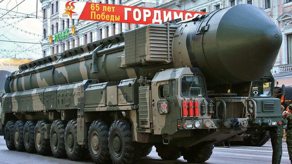 [Image d’illustration]. Le Topol-M à Moscou (sur la photo), est un missile balistique de la même famille que le missile 9M729 Oreshnik, tiré jeudi dernier par la Russie sur l'Ukraine. Un missile balistique intermédiaire ayant une portée maximale comprise entre 3 000 et 5 500 km.