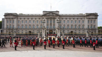 Le cercueil de la reine Elizabeth II avec la couronne d'État impériale reposant sur le dessus, porté par le State Gun Carriage de la Royal Navy suivi par des membres de la famille royale, passe devant le palais Buckingham.