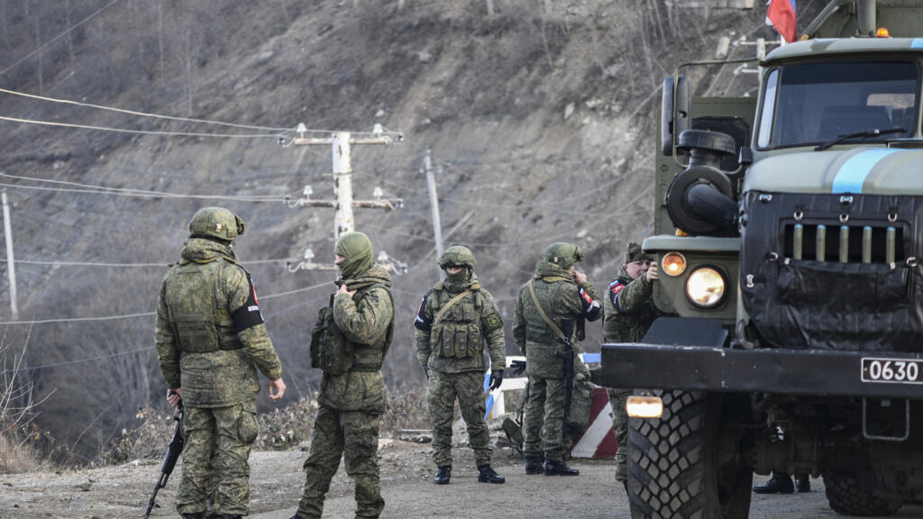 Des soldats de la paix russes sont vus déployés dans le corridor de Lachin, le 26 décembre 2022.