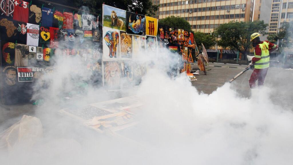 Un homme pulvérise des désinfectants pour lutter contre la propagation du coronavirus sur un marché du centre-ville de Nairobi, au Kenya le 19 avril 2020.