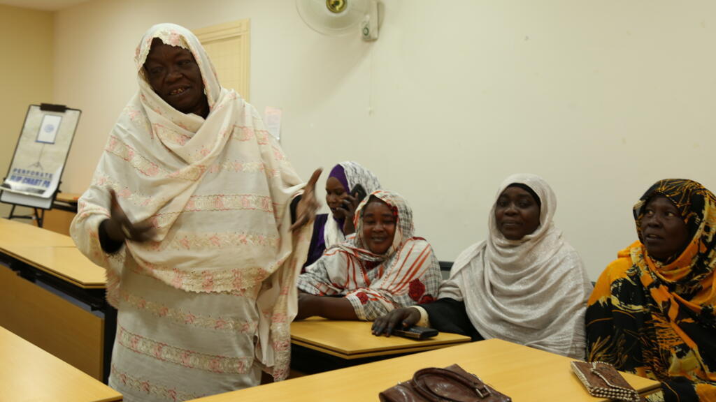 Lors d'une formation à Khartoum, des femmes écoutent les conseils d'Awadeya Mahmoud Koko, qui a fondé le premier syndicat de vendeuses de thé du Soudan.