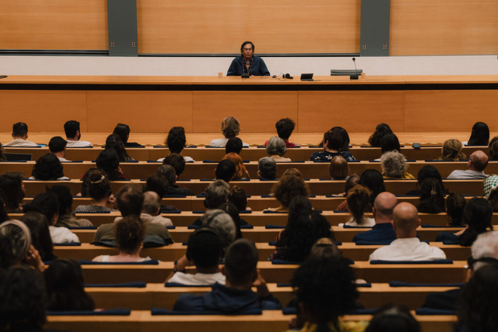 Auditório do Collège de France lotou para palestra de Ailton Krenak, único indígena da Academia Brasileira de Letras.
