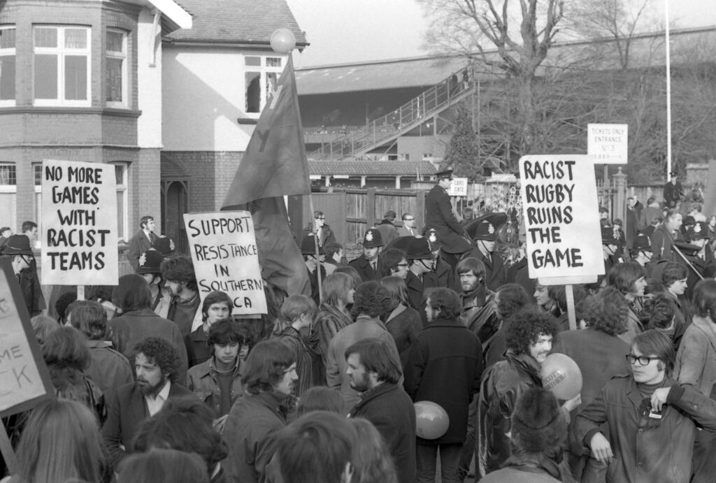 Des manifestants anti-apartheid devant le stade de rugby de Twickenham dans le Middlesex en Angleterre, le 31 janvier 1970, protestant contre la venue de l'équipe sud-africaine de rugby dans un contexte de boycott sportif international de l'Afrique du Sud.