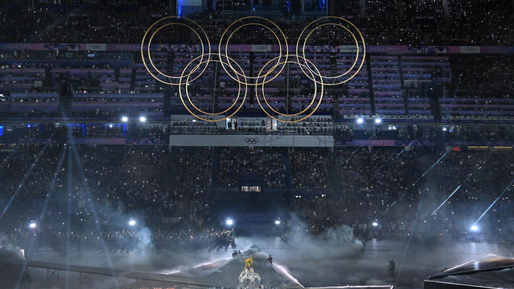 Les anneaux olympiques lors de la cérémonie de clôture des Jeux Olympiques de Paris 2024 au Stade de France, à Saint-Denis, le 11 août 2024.