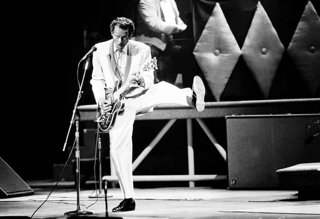 Chuck Berry se produit lors d'un concert pour célébrer son 60ᵉ anniversaire au Fox Theatre de St. Louis, Missouri, le 17 octobre 1986. Le concert est filmé pour un documentaire cinématographique intitulé «Chuck Berry Hail! Hail! Rock 'n' Roll.»