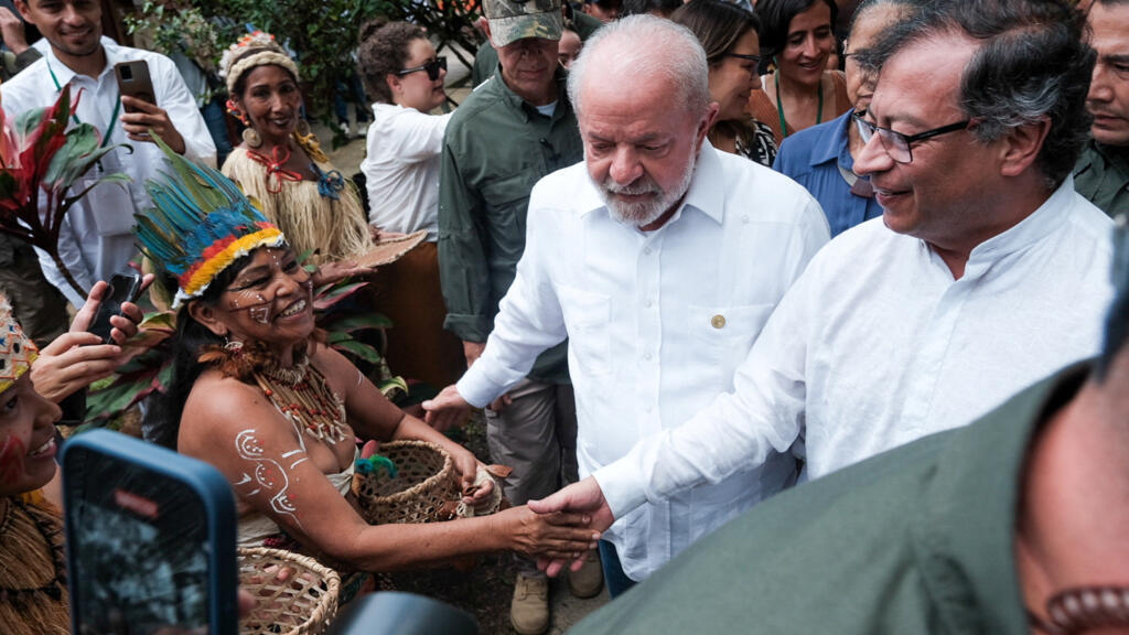 O presidente da Colômbia, Gustavo Petro, e o presidente do Brasil, Luiz Inácio Lula da Silva, cumprimentam os povos indígenas ao chegarem ao evento " Preparativos para a Cúpula Amazônica" em Letícia, Colômbia, em 8 de julho de 2023.