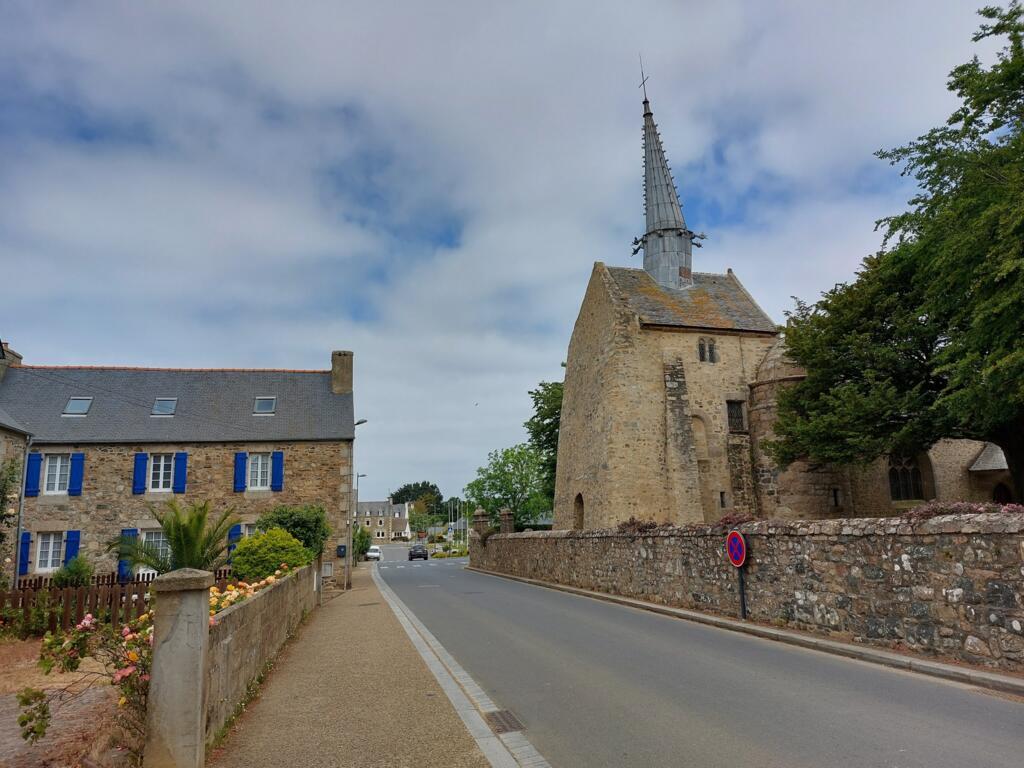 La rue principale de la commune de Plougrescant, en Bretagne.