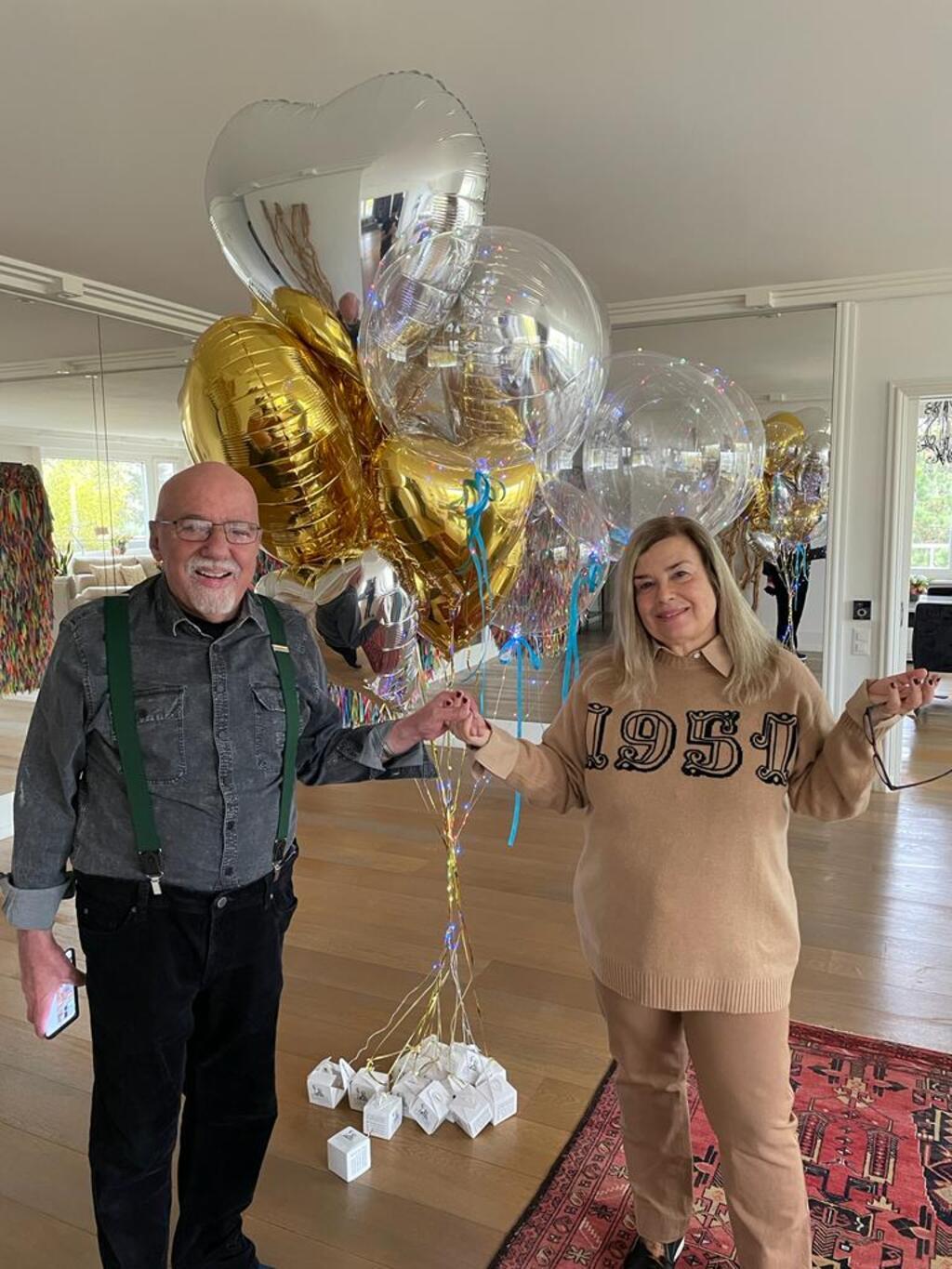 Christina Oiticica e o marido, o escritor Paulo Coelho, no dia do aniversário de 70 anos da artista plástica.