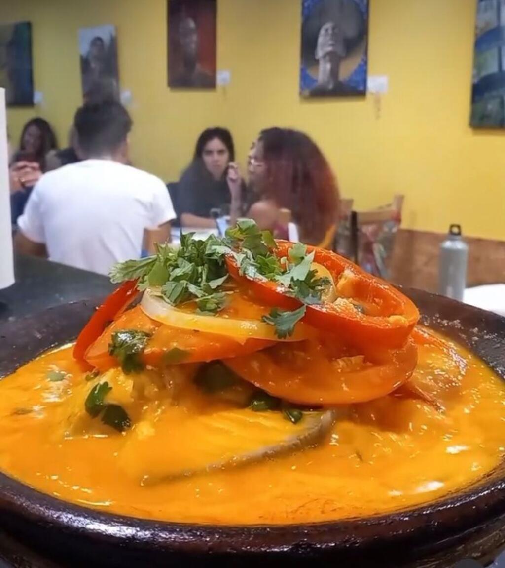 Moqueca de peixe, um dos pratos típicos preparados pela baiana Carol