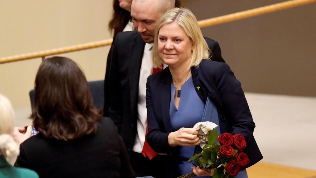 Magdalena Andersson é parabenizada por parlamentares após a votação que a confirmou como a primeira mulher a chefiar o governo da Suécia.