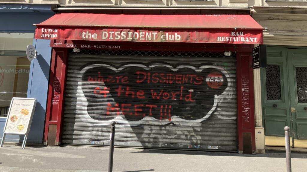 Dans le centre de Paris, The Dissident Club accueille militants, journalistes ou anonymes, que ce soit pour débattre, écouter du jazz ou assister à une projection.