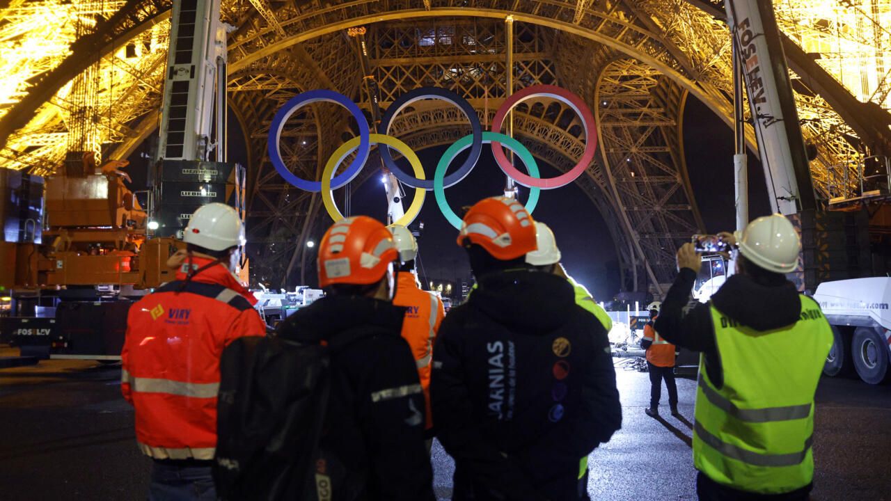 Workers remove Olympic rings from Eiffel Tower for now