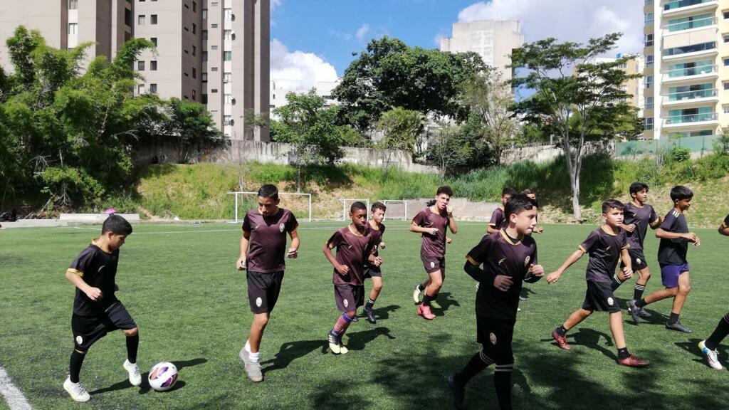 A família de Amra abriram uma escolinha de futebol. Os alunos mais carentes e talentosos recebem apoio integral - que vai da moradia na chamada casa clube, à alimentação, transporte e ao uniforme. Um dos requisitos é que os futuros jogadores continuem estudando.