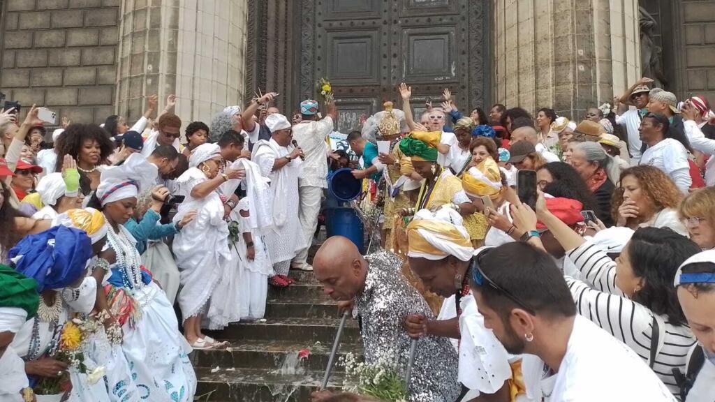 Lavagem da Madeleine celebra o Ano do Brasil na França embalada pelo Olodum e por multidão em Paris.