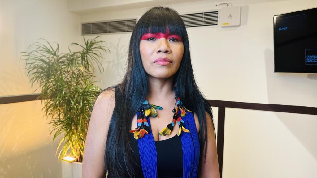 Watatakalu Yawalapiti compõe a nova geração de indígenas. Ela se junta ao líder Raoni em Paris para encontros promovidos pela Associação Floresta Virgem.