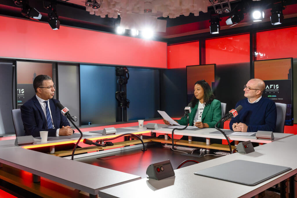 Tarik Senhaji, directeur général de la Bourse de Casablanca, dans les studios de RFI avec Bruno Faure et Aurélie M'Bida (Jeune Afrique)