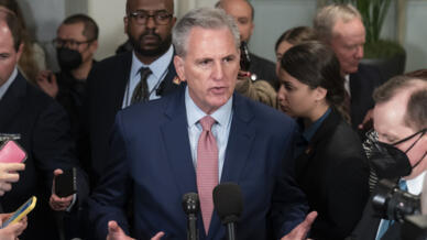 Kevin McCarthy, élu républicain de la Californie, prend la parole après une réunion à huis clos, alors qu'il postule pour devenir le président républicain de la Chambre des représentants au Congrès américain, lors de la réunion du 118e Congrès, le mardi 3 janvier 2023, à Washington.