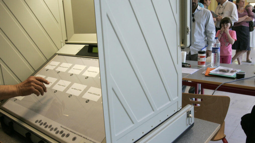 Un homme se prépare à voter avec une machine à voter électronique à Ville d'Avray, en banlieue parisienne, dimanche 22 avril 2007. (Photo d'illustration)