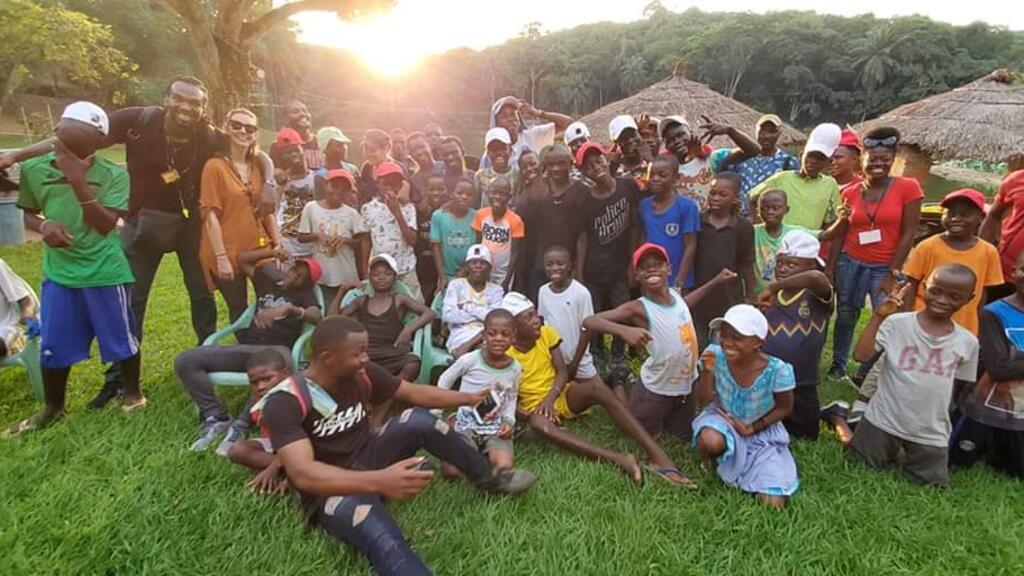Kanda Kabangu, les coordinateurs et les enfants de l’association.