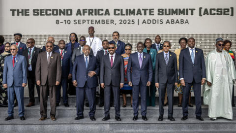 Les présidents djiboutien Ismaïl Omar Guelleh, éthiopien Abiy Ahmed, kényan William Ruto, ainsi que le président de la Commission de l’Union africaine, Mahmoud Ali Youssouf, posent aux côtés d’autres dirigeants africains lors de l’ouverture du deuxième Sommet africain pour le climat, le 8 septembre 2025 à Addis-Abeba.