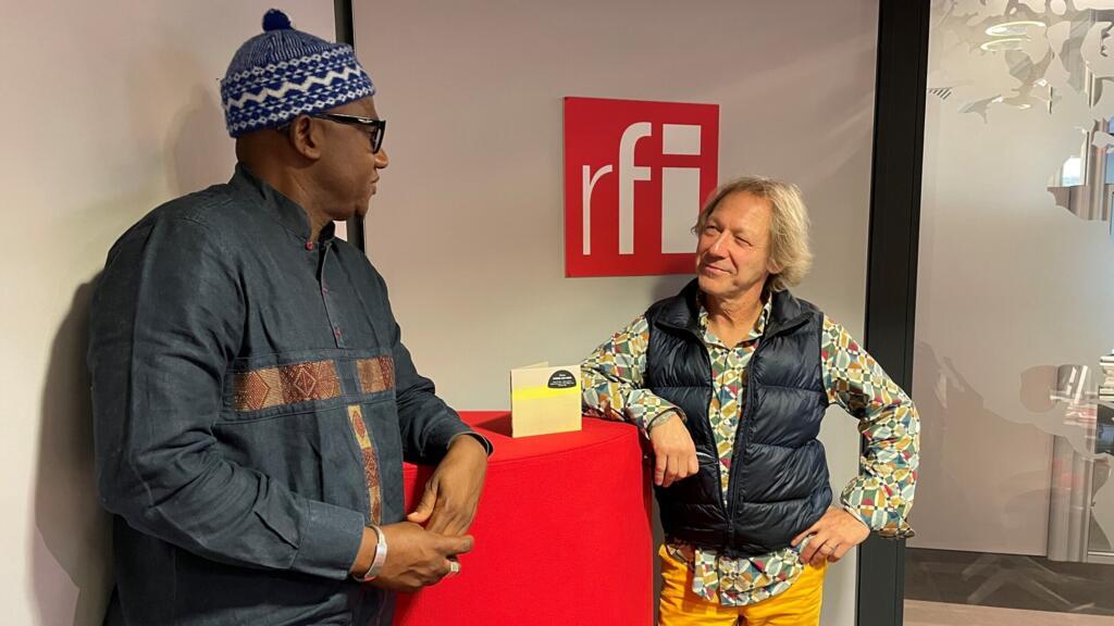 Ablaye Cissoko et Simon Goubert devant le logo de RFI.