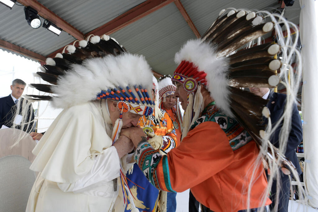 O papa recebeu um cocar de um dos chefes indígenas presentes em Maskwacis, Alberta, no Canadá. Em 25 de julho de 2022.