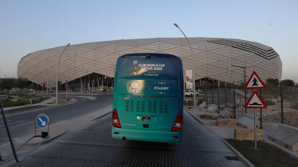 O ônibus do Palmeiras em frente ao estádio Education City, local do jogo deste domingo.