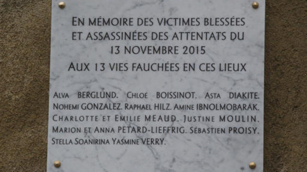 Placa comemorativa em homenagem as 13 pessoas que morerram no restaurante Le Petit Cambodge em Paris durante o ataque terrorista do 13/11/2015