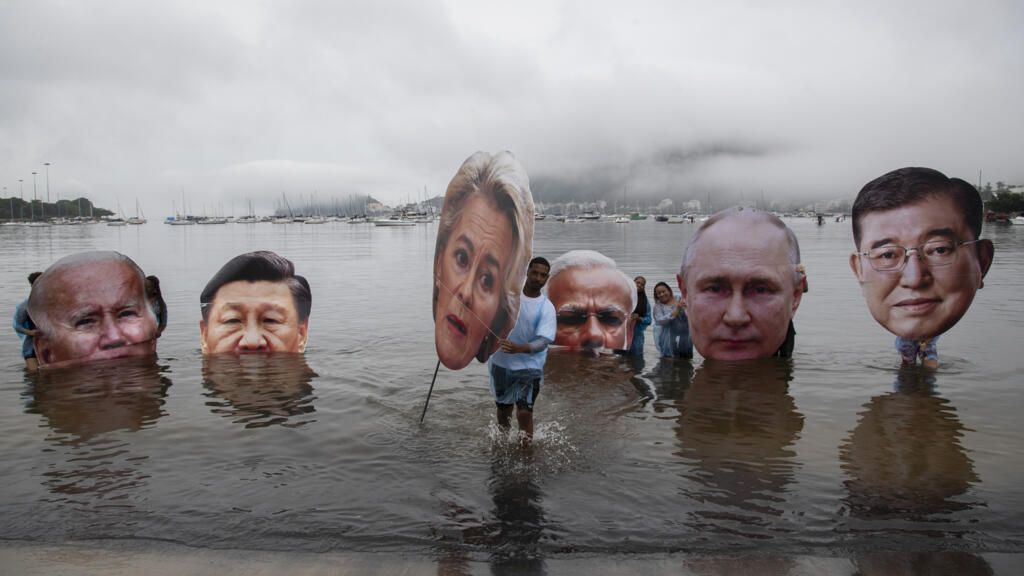 Des militants d'un mouvement indigène brésilien tiennent des coupes de Joe Biden, Xi Jinping, Ursula von der Leyen, Narendra Modi, Vladimir Poutine et Shigeru Ishiba, pendant une manifestation visant à attirer l'attention sur la crise climatique mondiale sur les dirigeants participant au prochain sommet du G20, à la plage de Botafogo à Rio de Janeiro, le samedi 16 novembre 2024. (Image d'illustration)
