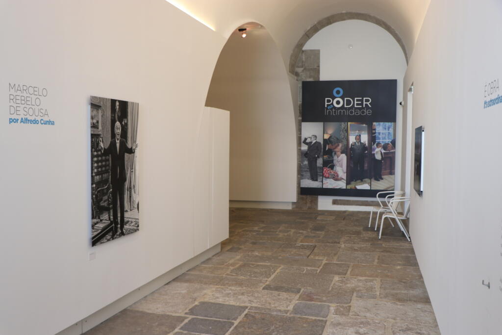 Entrada da exposição “O Poder na Intimidade” que fica em cartaz até 24 de abril.