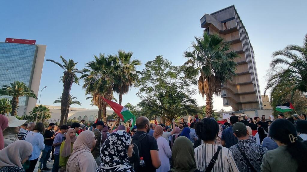 Des centaines de Tunisiens se sont réunis au centre-ville de Tunis, le 14 juin 2025 pour soutenir la caravane Sumoud, actuellement bloquée à Syrte, dans l'est de la Libye.