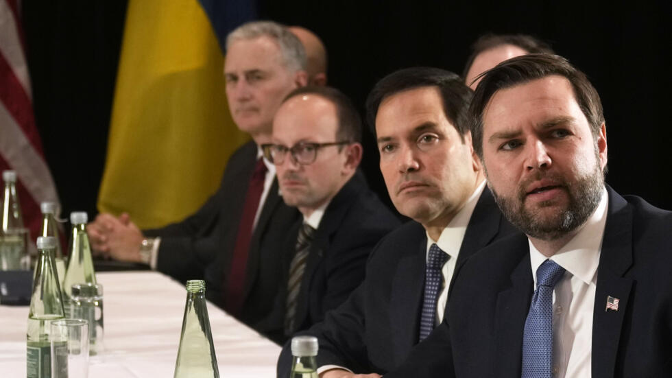 Phó tổng thống Mỹ JD Vance (P) và ngoại trưởng Mỹ Marco Rubio họp với tổng thống Ukraina Volodymyr Zelensky bên lề Hội nghị An ninh Munich, Đức, ngày 14/02/2025.