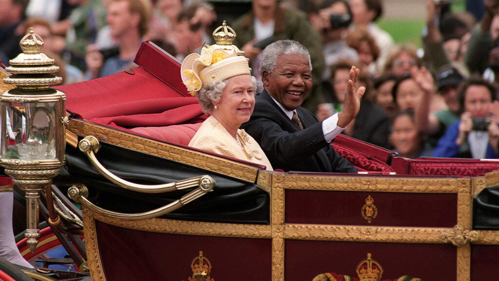 La reine Elizabeth II et le président sud-africain Nelson Mandela, en 1996, lors de sa visite au Royaume-Uni.